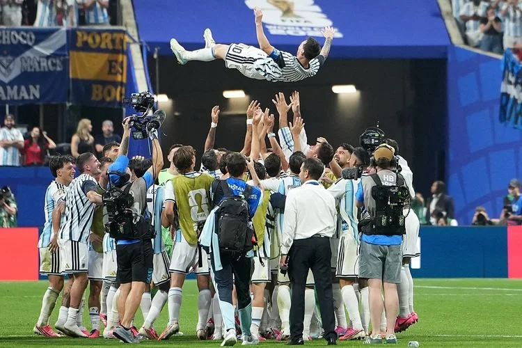 Ilustrasi pertandingan semifinal Piala Dunia 2026 antara Argentina dan Inggris